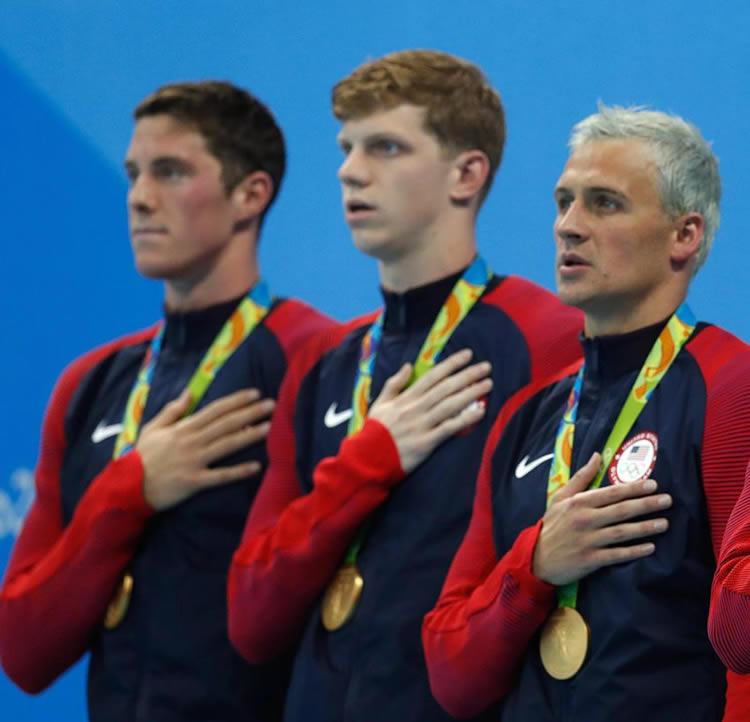 Ryan Lochte (dir.) no pódio da Rio2016. (Foto: Fernando Frazão/ Agência Brasil (10/08/2016)