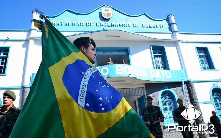 Militar carregando a bandeira do Brasil passa em frente ao Batalhão Borba Gato. (Foto: Luis Claudio Antunes/PortalR3)