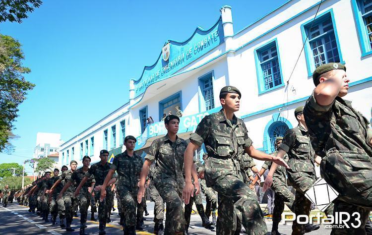 Militares desfilando em frente ao "Borba Gato". (Foto: Luis Claudio Antunes/PortalR3)