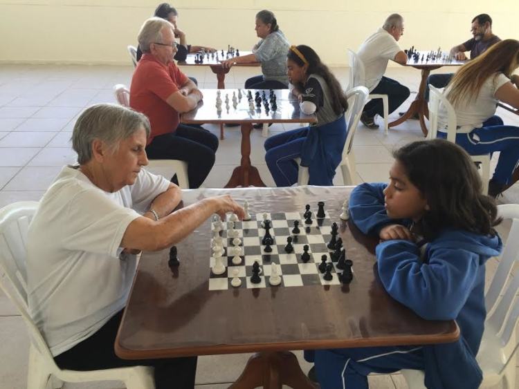 Os jovens jogaram contra os idosos que também fazem parte da Oficina de Xadrez da Irmandade. (Foto: Divulgação/IMT)