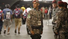 Militares em atuação durante a cerimônia de abertura dos Jogos Olímpicos Rio 2016 no Estádio do Maracanã. (Foto: Fernando Frazão/Agência Brasil)