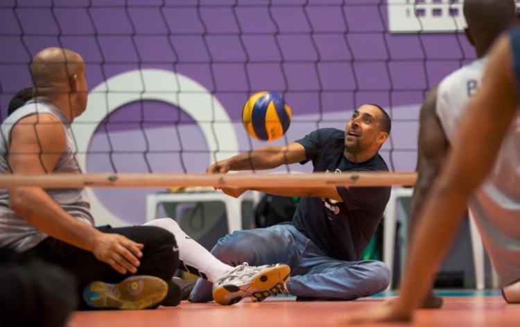 Bicampeão Olímpico, Serginho dividiu a quadra com com a seleção brasileira de voleibol sentado por alguns minutos (Foto: Marcio Rodrigues/MPIX/CPB)