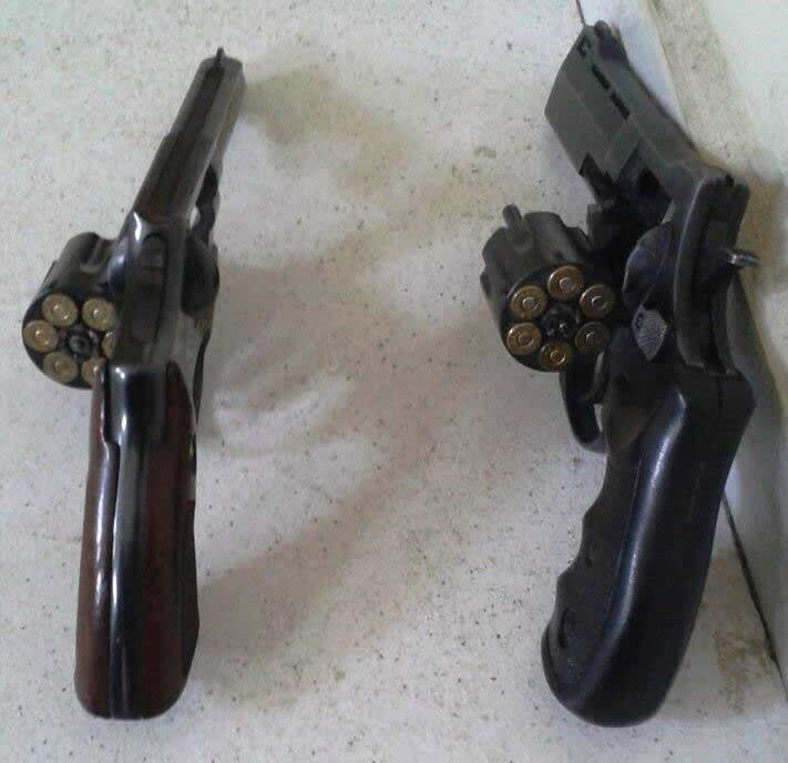Armas localizadas na casa de um dos envolvidos no crime. (Foto: Divulgação/SIG Pinda)