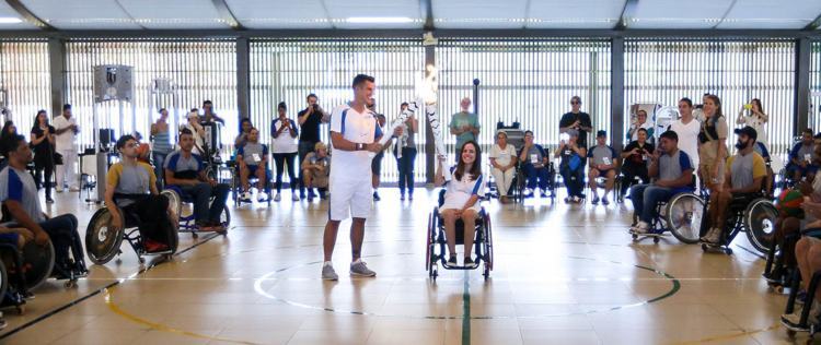 A tocha paralímpica passa pelo Hospital Sarah Kubitscheck. ( Marcelo Camargo/Agência Brasil)