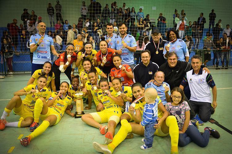 Equipe comemora o título em casa. (Foto: Alex Santos/Futsal SJC)