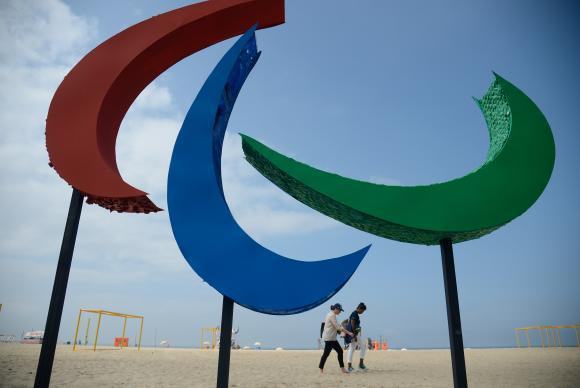  Escultura dos Agitos, símbolo dos Jogos Paralímpicos, foi inaugurada na Praia de Copacabana. Envolvendo um ponto central, os Agitos são um símbolo da integração dos atletas, vindos de todos os pontos do planeta. (Foto: Tânia Rêgo/Agência Brasil)