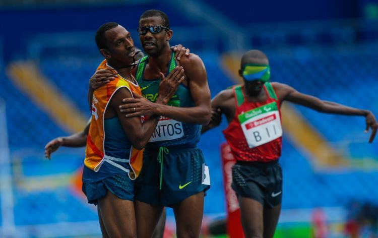 Odair Santos comemora com seu guia, a medalha de prata no Rio. (Foto: Marcelo Regua/MPIX/CPB)