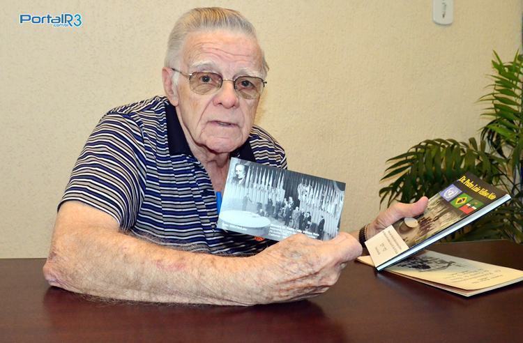 Cartão Postal com a foto do momento solene onde Dr Pedro assina a carta na ONU acompanha o livro. (Foto: Luis Claudio Antunes/PortalR3)