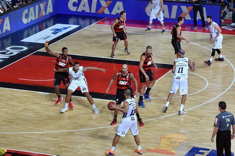 Reedição da última Final, entre Flamengo e Bauru, dará início à temporada 16/17. (Foto: João Pires/LNB)