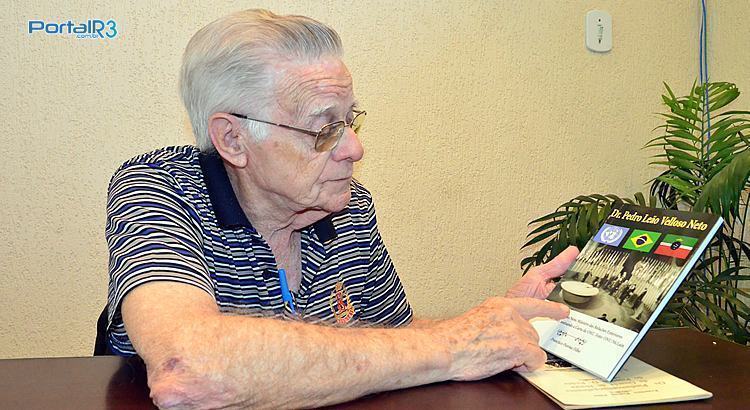 Piorino e seu mais nova obra intitulada "Dr. Pedro Leão Velloso Neto". (Foto: Luis Claudio Antunes/PortalR3)