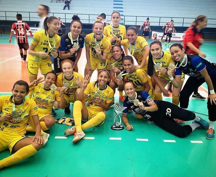 Meninas com o troféu do tricampeonato, em 2014. (Foto: Arquivo/Alex Santos)