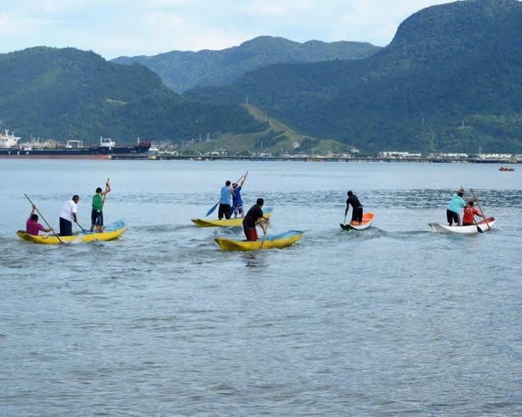 A prova de Canoa Caiçara é a primeira atração do dia 25 de setembro, às 9h, entre o Perequê e a Vila. (Foto: Divulgação/PMI)
