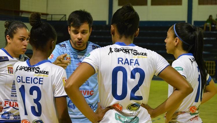 Técnico Derrico conversa com suas jogadoras durante a partida. (Foto: Alex Santos/Futsal Feminino SJC)