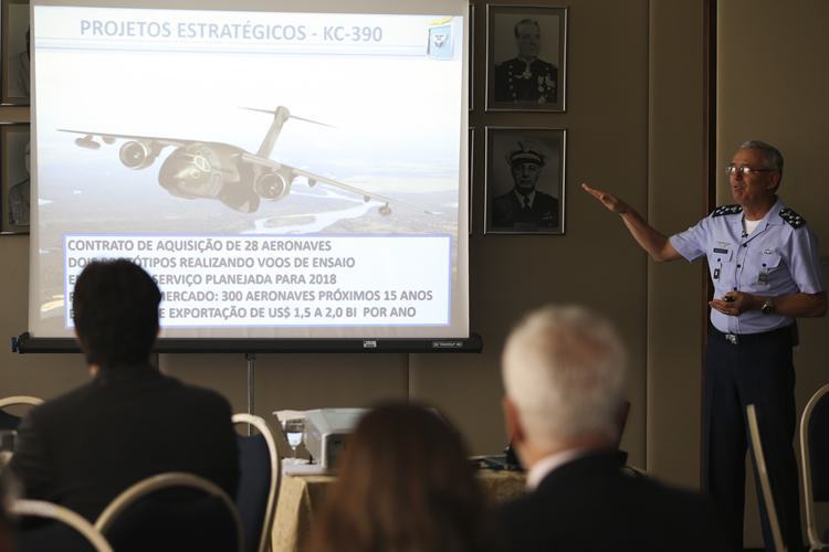 O Comandante da Aeronáutica, tenente-brigadeiro do Ar Nivaldo Luiz Rossato, fala a jornalistas sobre a reestruturação da Força Aérea Brasileira (José Cruz/Agência Brasil)