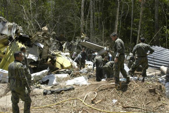 Equipes da Força Aérea Brasileira trabalham no resgate dos corpos das vítimas. (Foto: Divulgação Força Aérea Brasileira/Sd Delgado (Cecomsaer)