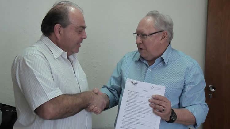 O acordo foi assinado pelos presidentes do Sincovat, Dan Guinsburg, e do Sincomerciários, Carlos Dionísio de Moraes. (Foto: Divulgação/Sincovat)