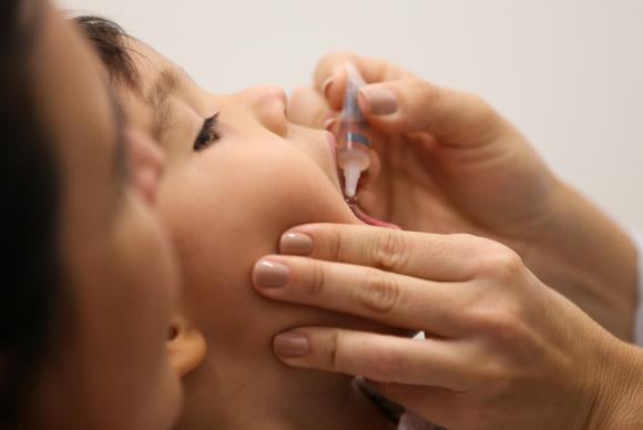 Crianças e adolescentes são vacinados em Brasília, durante Campanha Nacional de Multivacinação. (Foto: Marcelo Camargo/Agência Brasil)