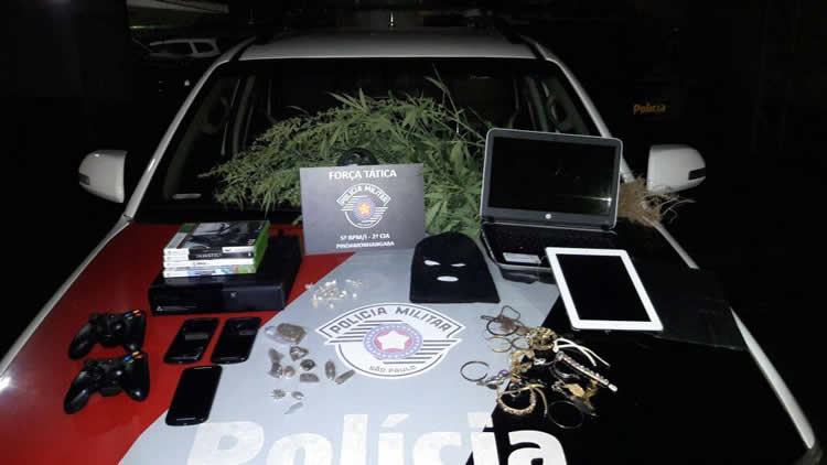 Drogas e objetos apreendidos apresentados no plantão do 1º DP. (Foto: Divulgação/PMESP) 