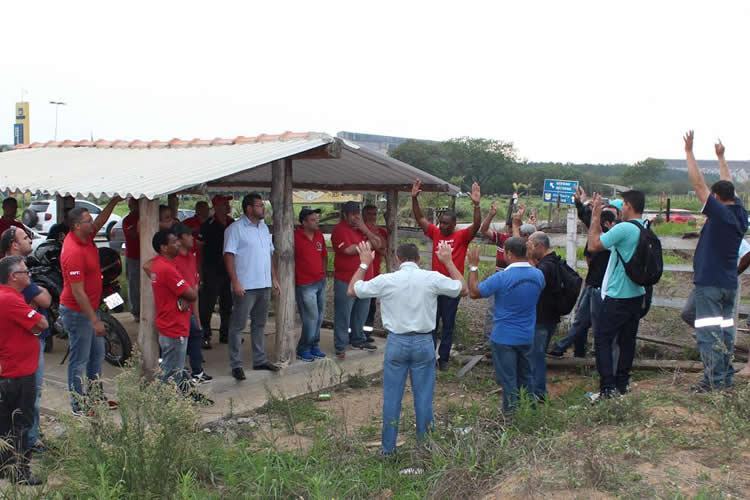 Assembleia em frente à Gerdau aprovou greve por tempo indeterminado (Foto: Guilherme Moura)