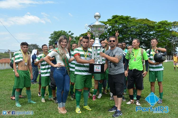 Capitão do A Mil Por Hora exibe o troféu de vice-campeão. (Foto: Alex Santos/PortalR3)