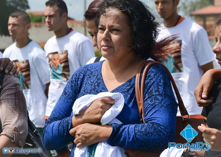 Mãe do jovem Willian, com os familiares, se emociona no momento da homenagem ao filho. (Foto: Alex Santos/PortalR3)