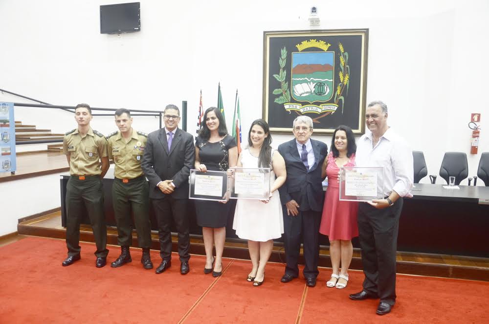 Durante o evento e na presença de familiares, amigos e convidados especiais, a Câmara de Pindamonhangaba entregou honrarias aos profissionais da cidade. (Foto: Divulgação/Câmara)