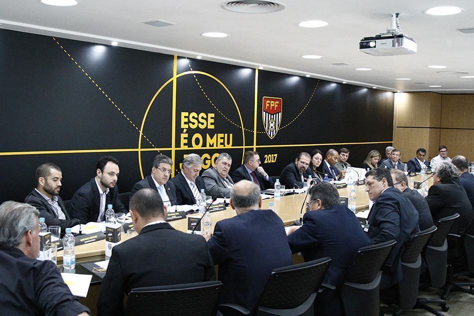 Dirigentes de clubes da A2, na sede da FPF. (Foto: Rodrigo Corsi/FPF)