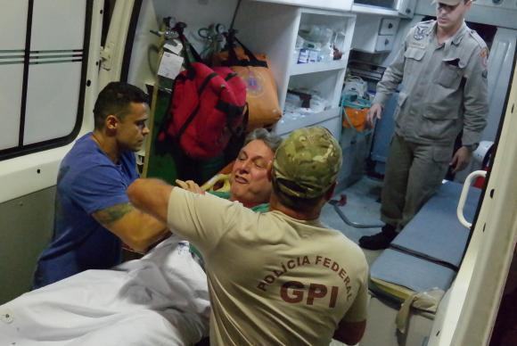 O ex-governador do Rio Anthony Garotinho saiu amparado pelos bombeiros do Samu, mas recusou-se a entrar na ambulância. (Foto: Vladimir Platonow/Agência Brasil)
