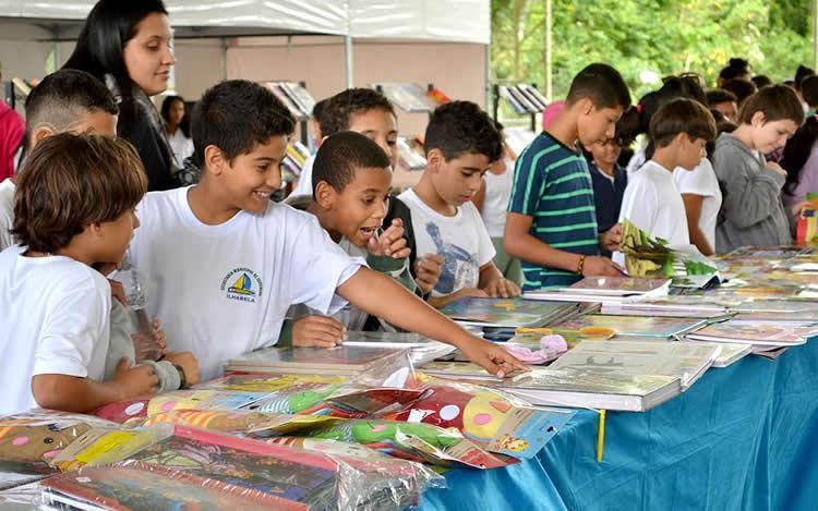 Durante a feira vai haver contação de histórias, exibição de filmes, oficina de origamis, além dos livros a preços populares. (Foto: Silas Azocar/PMI)