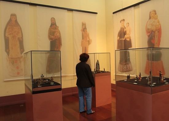Exposição “Paulistinha” é composta por 40 peças sacras em barro cozido e policromado. (Foto: Divulgação/PMJ)