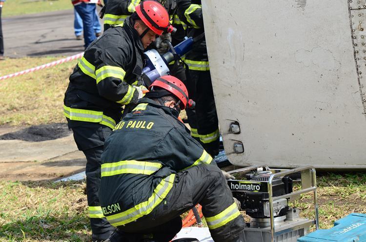 Bombeiros trabalhando durante uma simulação de resgate à vítimas em um acidente envolvendo romeiros na via Dutra. (Foto: Luis Claudio Antunes/PortalR3)