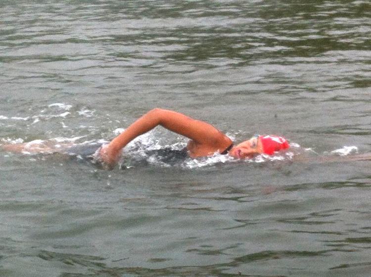 Durante a prova, vários nadadores acabaram sendo atacados por Águas Vivas. Renata também foi ferida no braço, mas conseguiu terminar a prova. (Foto: Divulgação)