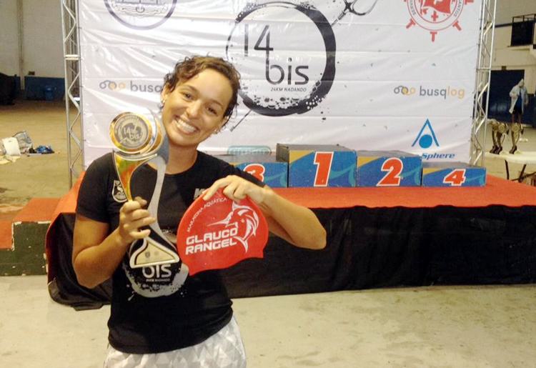 Renata comemora bom desempenho em maratona de 24 km na Baixada Santista. (Foto: Divulgação)