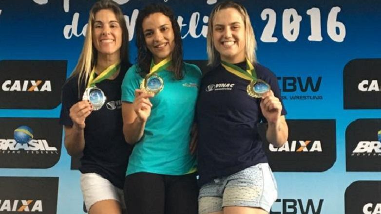 Ficaram em primeiro lugar as atletas Kamila Barbosa e Camila Fama. Munique Calasans conquistou a medalha de prata. (Foto: Divulgação/PMSJC)