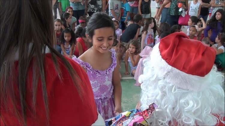Os pequenos ganharam brinquedos do Papai Noel, arrecadados pelo Sincovat, (Foto: Divulgação) 