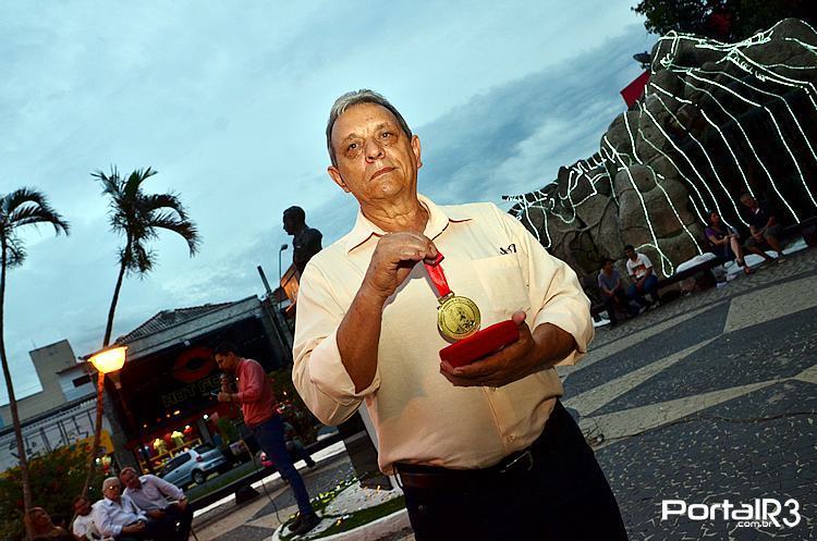 Ivo com a medalha. (Foto: Luis Claudio Antunes/PortalR3)