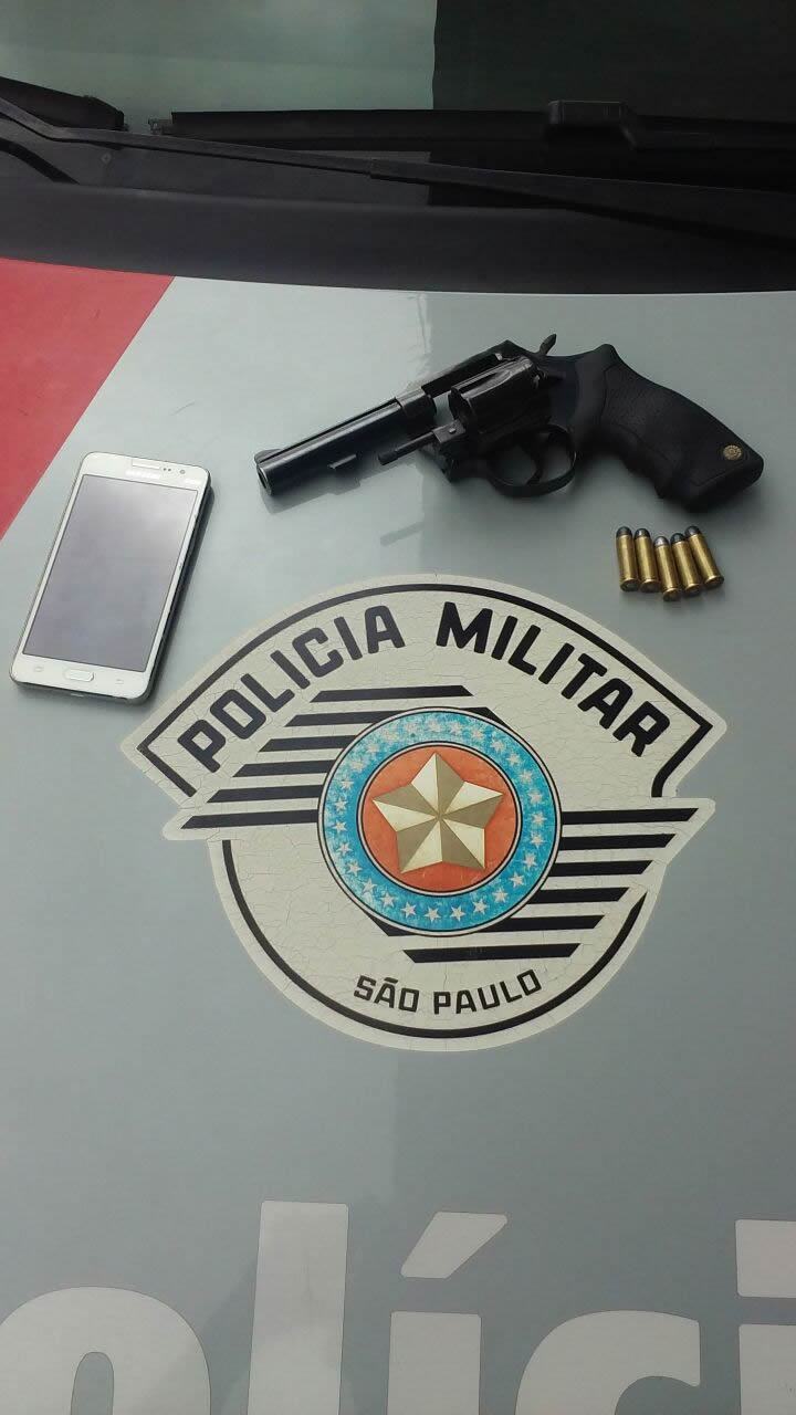 Arma apreendida pela PM apresentada no 1º DP. (Foto: Divulgação/PMESP)