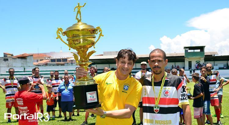 Atual vice e prefeito eleito, Isael Domingues, fez a entrega do troféu de campeão a "Tucano", capitão do Tipês. (Foto: Luis Claudio Antunes/PortalR3)