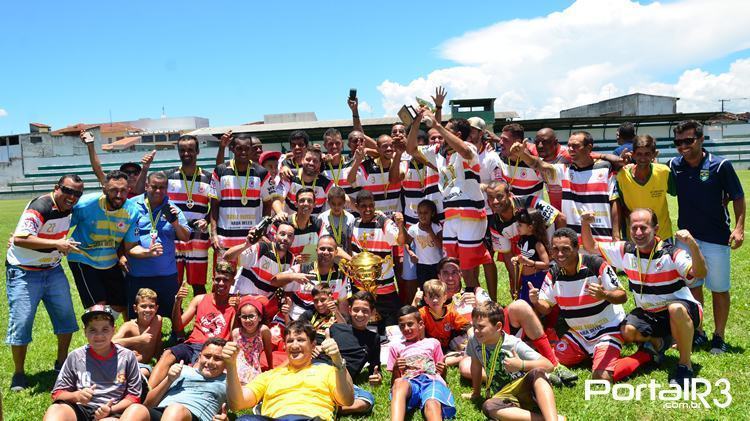 Tipês comemora título do Sênior 35 anos. (Foto: Luis Claudio Antunes/PortalR3)