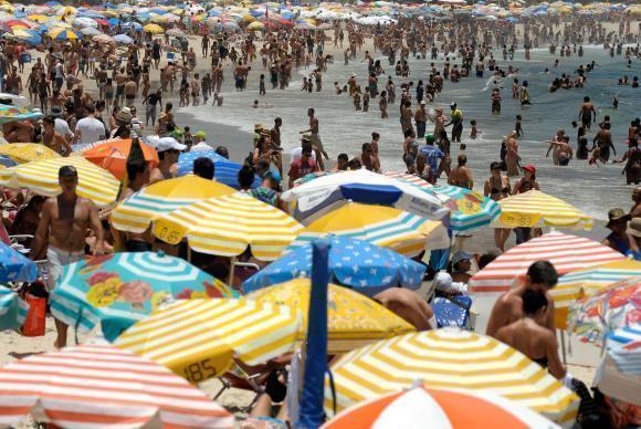  Praia de Copacabana durante o verão, no Rio de JaneiroFernando Frazão/Agencia Brasil