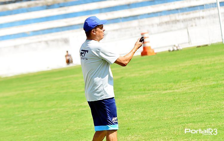 Evaristo Piza orienta seus jogadores durante o jogo-treino. (Foto: Luis Claudio Antunes/PortalR3)