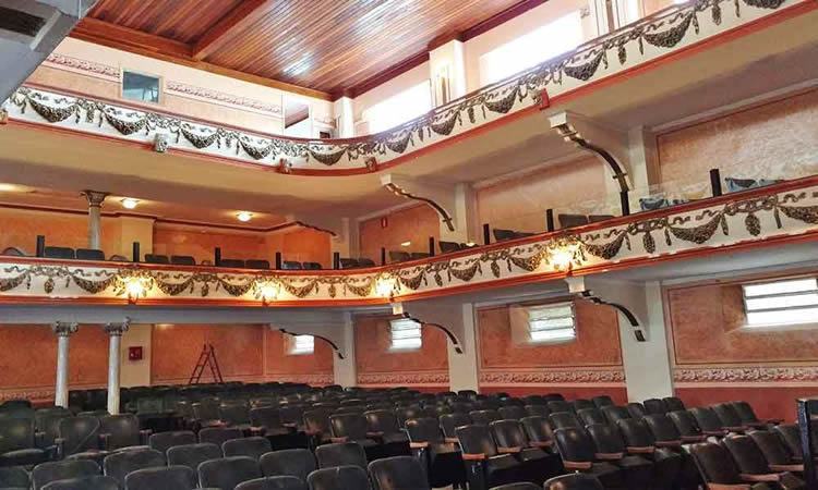 O espaço foi inaugurado no dia 3 de setembro em 1930, e é considerado em função de seus traços arquitetônicos, uma inspiração do Teatro Scala de Milão. (Foto: Divulgação/PMC)