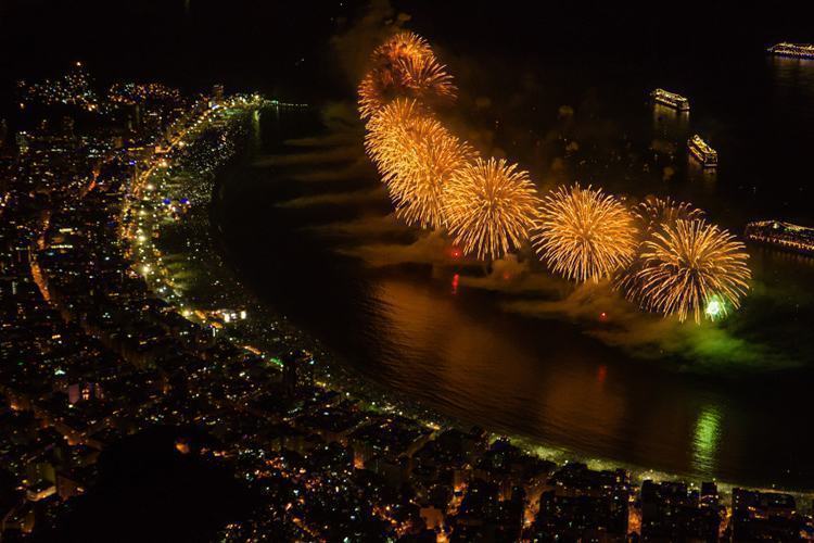 No Rio de Janeiro, por exemplo, a queima de fogos vai durar quatro minutos a menos que em 2015, mas ainda assim, são esperadas mais de 2 milhões de pessoas em Copacabana. (Foto: Foto: dhani b/ Riotur)