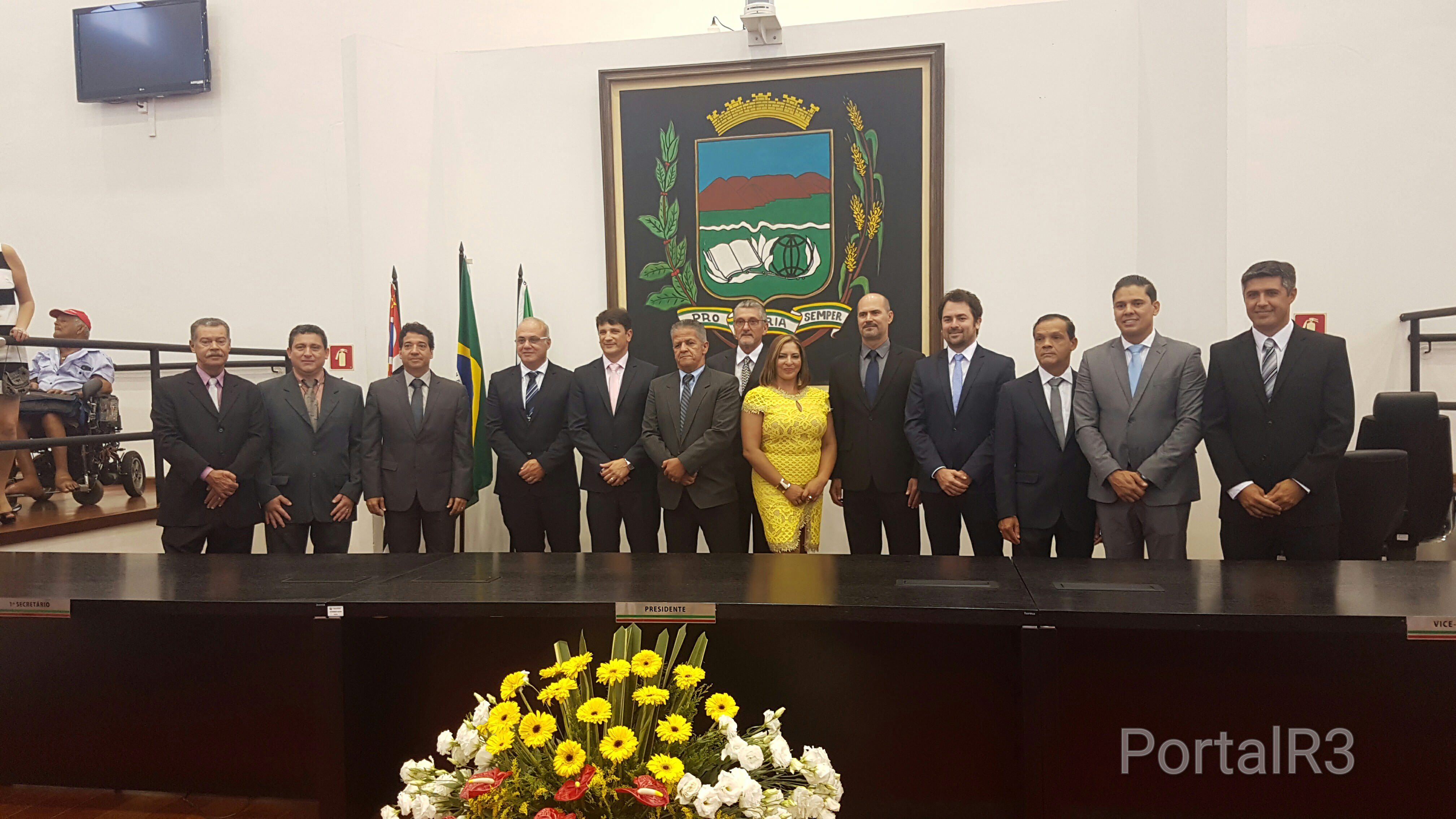 Prefeito, vice e vereadores empossados em Pindamonhangaba. (Foto: PortalR3)