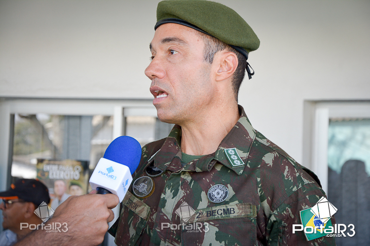 Soldado Feminino Do Exército Brasileiro Desfilando No Dia Da