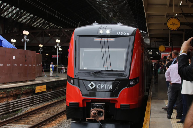Resultado de imagem para São Paulo entrega primeiro trem com bagageiro para linha que vai até o Aeroporto de Guarulhos"