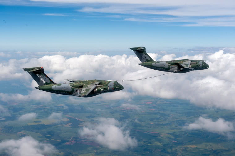 Embraer conclui reabastecimento em voo entre duas aeronaves KC-390