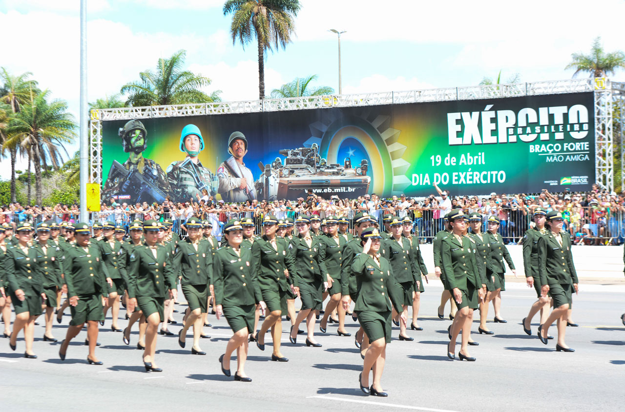 Dia do Exército é marcado por solenidade e desfile de tropa em Brasília •  PortalR3 • Criando Opiniões