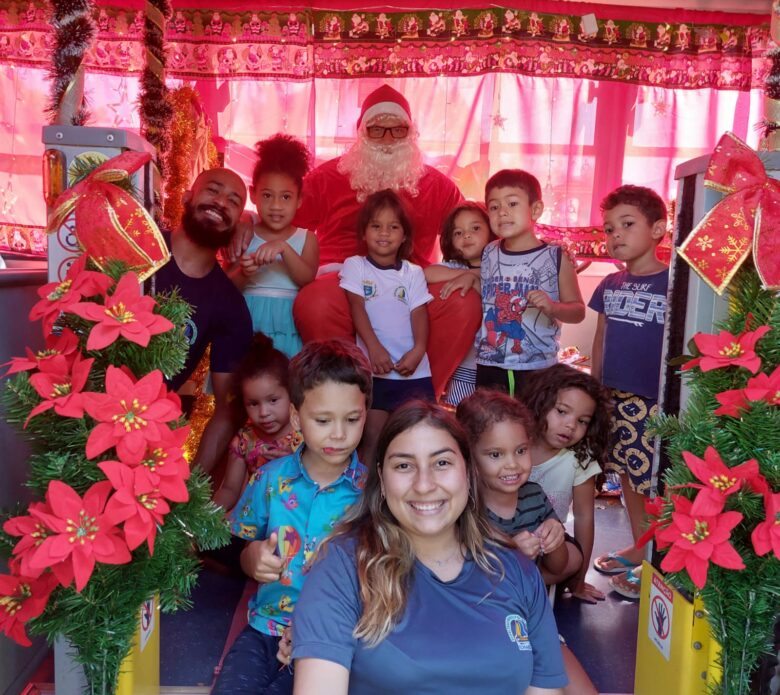Em véspera de Natal Ilhabela recebe ônibus natalino - PortalR3 • Criando  Opiniões
