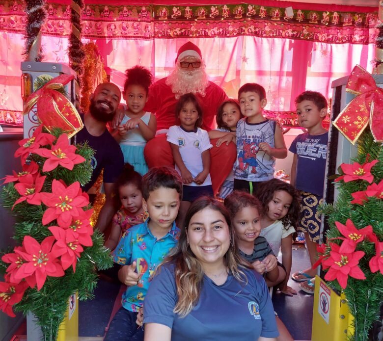 Em véspera de Natal Ilhabela recebe ônibus natalino - PortalR3 • Criando Opiniões Em véspera de Natal Ilhabela recebe ônibus natalino - PortalR3 • Criando Opiniões